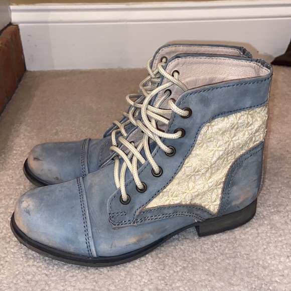 STEVE MADDEN blue distressed lace combat boot!!✨✨ - Picture 2 of 9